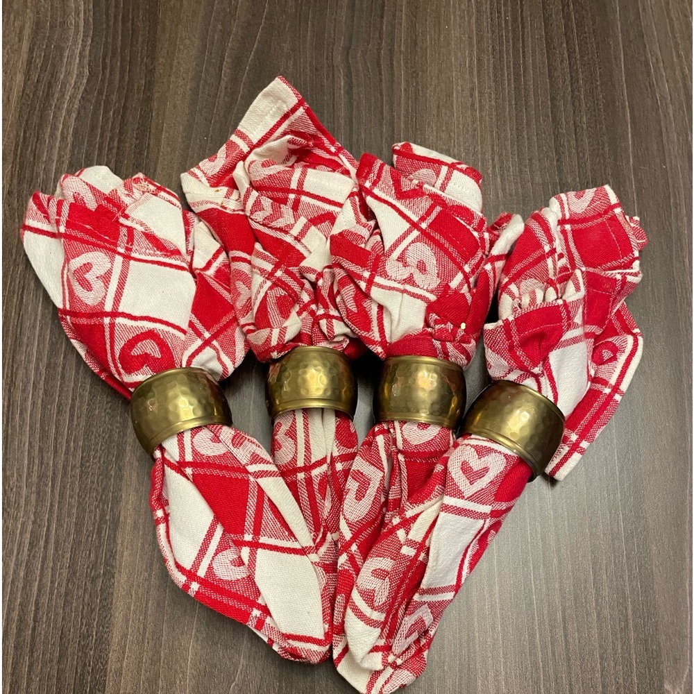 GUC. 4 sets of Valentine’s Day napkins and rings. No placemats available.